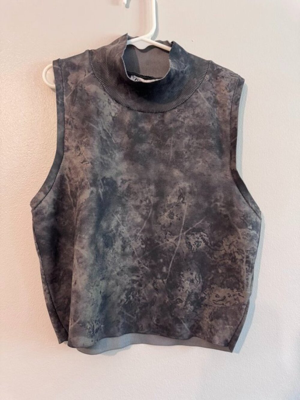 Zara Women’s Medium Gray Black Abstract Tie Dye Mock Neck Sleeveless Crop Top